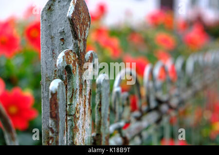 Clôture en fer rouillé autour de la maison Pilatus à Oberammergau, Bavière, Allemagne Banque D'Images