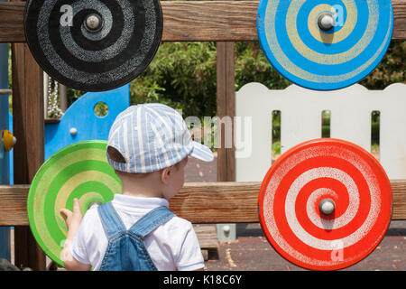 2 ans Garçon jouant avec pastille de couleur en bois avec tirage en spirale en mouvement. Jeux pour enfants Toy Banque D'Images