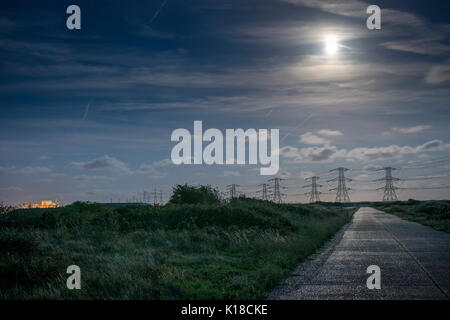 Power Station dormeur sur une pleine lune, Kent, UK Banque D'Images