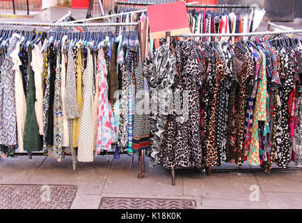 Robes femme colorés vendus sur la rue du marché Banque D'Images