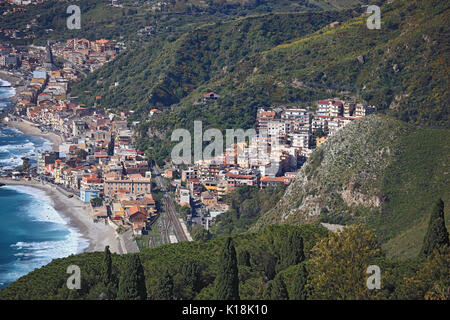 La Sicile, vue depuis le théâtre antique de Taormina, sur la côte paysage à Giardini-Noxos Banque D'Images