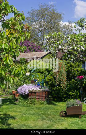Jardin d'attribution avec cadran solaire et pompe de faisceau Banque D'Images
