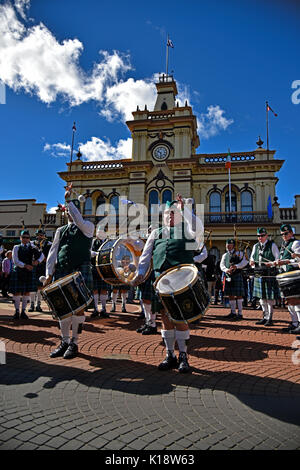 Bandes de cornemuses et tambours d'effectuer à la fête celtique et street parade à Glen Innes en Nouvelle-Angleterre, New South Wales, NSW Australie Banque D'Images