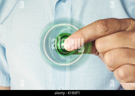 Businessman dans un costume et une chemise blanche devient vert spinner dans le bureau. Jouet antistress nerveux pour Banque D'Images