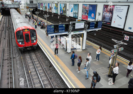 La station de métro Earl's Court, plates-formes en direction ouest, Londres, UK Banque D'Images