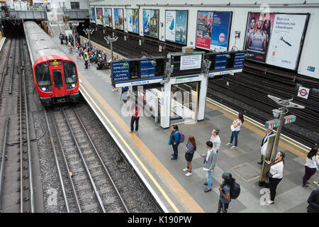 La station de métro Earl's Court, plates-formes en direction ouest, Londres, UK Banque D'Images