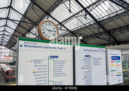 La station de métro Earl's Court, plates-formes en direction ouest, Londres, UK Banque D'Images