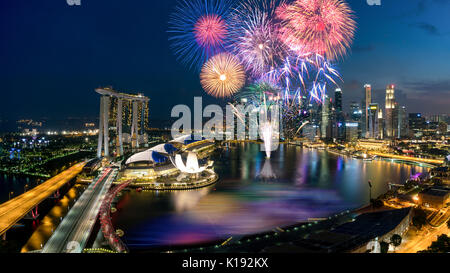 Vue aérienne de la célébration d'artifice plus de Marina Bay à Singapour. Jour de l'an 2018 ou à l'occasion de la fête nationale de Singapour. Asie Banque D'Images