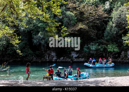 Zagori, Épire, Grèce - le 29 août 2017 : l'équipe d'aventure faisant du rafting sur les eaux froides de la rivière Voidomatis à Zagori. La rivière Voidomatis est l'un o Banque D'Images