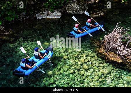 Zagori, Épire, Grèce - le 29 août 2017 : l'équipe d'aventure faisant du rafting sur les eaux froides de la rivière Voidomatis à Zagori. La rivière Voidomatis est l'un o Banque D'Images