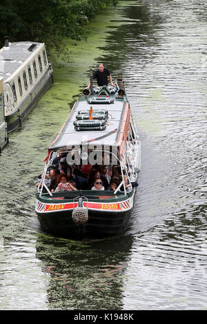 Regent's Canal. Londres, Royaume-Uni. Août 24, 2017. Météo britannique. Les gens profiter d'une balade en bateau sur un ciel couvert mais chaud après-midi sur le Regent's Canal couvert de lentilles d'eau. Credit : Dinendra Haria/Alamy Live News Banque D'Images