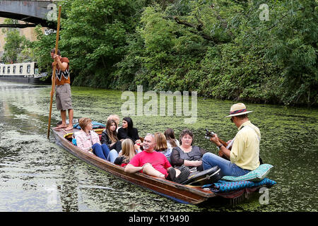 Regent's Canal. Londres, Royaume-Uni. Août 24, 2017. Météo britannique. Les gens profiter d'une balade en bateau sur un ciel couvert mais chaud après-midi sur le Regent's Canal couvert de lentilles d'eau. Credit : Dinendra Haria/Alamy Live News Banque D'Images