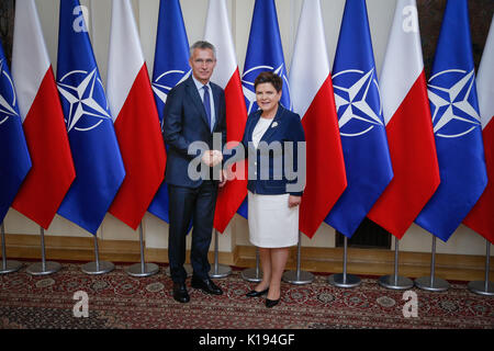 Varsovie, Pologne. Août 25, 2017. Le Secrétaire général de l'OTAN, Jens Stoltenberg (L), serre la main avec le Premier ministre polonais Beata Szydlo à Varsovie, Pologne, le 25 août 2017. Source : Xinhua/Alamy Live News Banque D'Images
