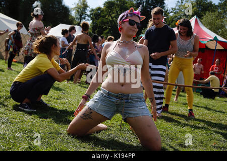 Northampton, Royaume-Uni. Août 25, 2017. Shambala festival, Northampton a officiellement commence aujourd'hui avec un matin tôt limbo et atelier de capoeira sous un ciel ensoleillé. Les festivaliers se débarrasser de la dernière nuit la gueule et tenter les charrettes, danser et chanter dans le Kelmarsh Estate. Credit : Wayne Farrell/Alamy Live News Banque D'Images