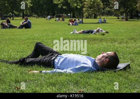 Londres, Royaume-Uni. Août 25, 2017. Les touristes londoniens et profiter du beau temps dans la région de Green Park comme le soleil revient sur une journée ensoleillée à Londres : Crédit amer ghazzal/Alamy Live News Banque D'Images