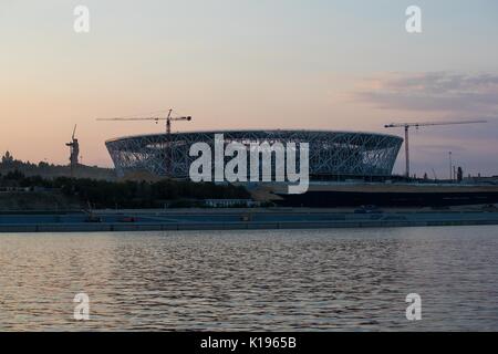 (170825) -- SARANSK, 25 août 2017 (Xinhua) -- Photo prise le 21 août, indique l'Arène de Volgograd, qui situé sur la banque du fleuve Volga, accueillera 4 matchs de la phase de groupe de la Coupe du Monde FIFA 2018. L'arena a une capacité de 45061 personnes. Selon les responsables, l'arène sera terminé au mois de décembre 2017. (Xinhua/Wu Zhuang) Banque D'Images
