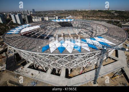 (170825) -- SARANSK, 25 août 2017 (Xinhua) -- Photo prise le 22 août indique l'Arène de Volgograd, qui situé sur la banque du fleuve Volga, accueillera 4 matchs de la phase de groupe de la Coupe du Monde FIFA 2018. L'arena a une capacité de 45061 personnes. Selon les responsables, l'arène sera terminé au mois de décembre 2017. (Xinhua/Wu Zhuang) Banque D'Images