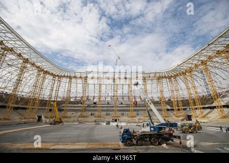 (170825) -- SARANSK, 25 août 2017 (Xinhua) -- Photo prise le 25 août 2017 montre la Mordovie Arena, qui accueillera 4 matchs de la phase de groupe de la Coupe du Monde FIFA 2018, à Saransk, Russie. L'arena a une capacité de 44149 personnes. Selon les responsables, l'arène sera terminé au mois de décembre 2017. (Xinhua/Wu Zhuang) Banque D'Images