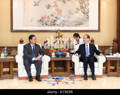 (170825) -- BEIJING, le 25 août 2017 (Xinhua) -- Han Qide (R), vice-président du Comité National de la Conférence consultative politique du peuple chinois (CCPPC), qui est également président de l'Association du peuple chinois pour la paix et le désarmement (CPAPD), rencontre avec une délégation conduite par Somphanh Phengkhammy, Vice-président de l'Assemblée nationale Lao et Président du Comité pour la paix et la solidarité du Laos, à Beijing, capitale de Chine, le 25 août 2017. (Xinhua/Ding Haitao) (ZHS) Banque D'Images