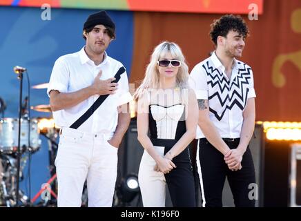 Zac Farro, Hayley Williams, Taylor York sur scène pour Good Morning America (GMA) Série de concerts d'été avec Paramore, Rumsey Playfield dans Central Park, New York, NY 26 août 2017. Photo par : Derek Storm/Everett Collection Banque D'Images