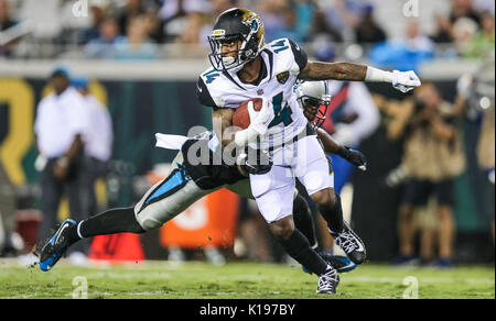 24 août 2017 : Jacksonville Jaguars wide receiver Justin Blackmon (14) échappe Panthers Cole évoluait Luc (32) lors d'un punt return dans la seconde moitié d'un match pré-saison de la NFL à Jacksonville, FL. Carolina défait Jacksonville 24-23. Gary McCullough/CSM Banque D'Images