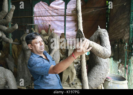 25 août 2017 - Dhaka, Bangladesh - 25 août 2017 - Dhaka, Bangladesh Bangladesh - un artiste travaille sur une idole d'argile de la déesse hindoue Durga en préparation pour la prochaine fête religieuse hindoue Durga Puja dans Old Dhaka, Bangladesh. Durga Puja ou Sharadotsav est chaque année un festival hindou en Asie du Sud qui célèbre le culte de la déesse hindoue Durga. La journée annuelle de cinq fête hindoue vénère la déesse Durga, qui symbolise la puissance et le triomphe du bien sur le mal dans la mythologie Hindoue. (Crédit Image : © Suvra Kanti Das via Zuma sur le fil) Banque D'Images