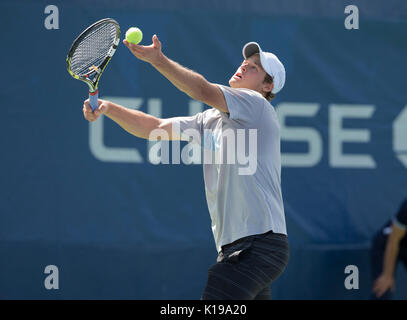 New York, États-Unis. Août 25, 2017. New York, NY USA - 25 août 2017 : JC Aragone de USA sert pendant les qualifications match contre Akira Arroyo de l'Australie à l'US Open 2017 Crédit : lev radin/Alamy Live News Banque D'Images