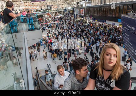Londres, Royaume-Uni. Août 25, 2017. La douleur de banlieue se poursuit alors que seulement 25  % des trains sont en cours d'exécution pour l'escapade vendredi - seulement une poignée de plates-formes ne restent ouverts à la gare de Waterloo pour l'ensemble de l'August bank holiday weekend pour une mise à niveau de plates-formes. Crédit : Guy Bell/Alamy Live News Banque D'Images