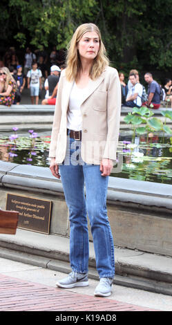 New York, New York, USA. Août 25, 2017. Rosamund Pike tournage sur place trois secondes dans Central Park à New York le 25 août 2017. Credit : MediaPunch Inc/Alamy Live News Banque D'Images