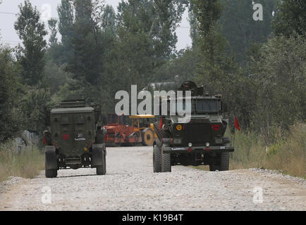 (170826) -- Srinagar, 26 août 2017 (Xinhua) -- Un soldat de l'armée indienne monte la garde près du lieu d'une fusillade après l'assaut des lignes de police militants Pulwama, environ 28 km au sud de la ville de Srinagar, la capitale d'été du Cachemire sous contrôle indien, le 26 août 2017. Un policier et deux soldats paramilitaires de la Police centrale de réserve (CRPF) ont été tués samedi au cours d'une attaque militante sur les lignes de la police dans le Cachemire sous contrôle indien agitée, a annoncé la police. Au cours de l'assaut initial un policier et trois ont été blessés. Le personnel CRPF (Xinhua/Javed Dar) (swt) Banque D'Images