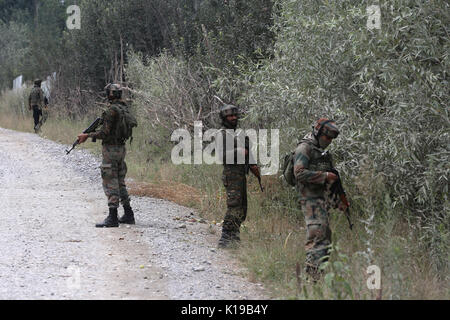 (170826) -- Srinagar, 26 août 2017 (Xinhua) -- l'armée indienne troopers montent la garde près du lieu d'une fusillade après l'assaut des lignes de police militants Pulwama, environ 28 km au sud de la ville de Srinagar, la capitale d'été du Cachemire sous contrôle indien, le 26 août 2017. Un policier et deux soldats paramilitaires de la Police centrale de réserve (CRPF) ont été tués samedi au cours d'une attaque militante sur les lignes de la police dans le Cachemire sous contrôle indien agitée, a annoncé la police. Au cours de l'assaut initial un policier et trois ont été blessés. Le personnel CRPF (Xinhua/Javed Dar) (swt) Banque D'Images