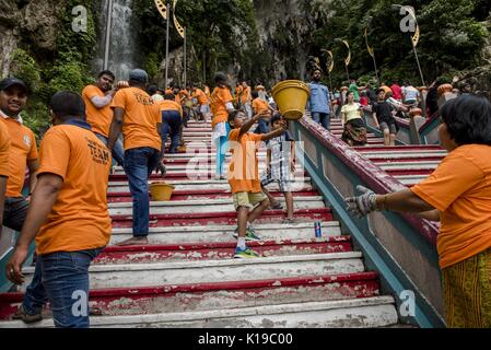 26 août 2017 - Kuala Lumpur, Malaisie - deux des centaines de dévots hindous de l'Inde du Sud transportant des matériaux de construction vers le haut pour la construction du temple au lieu saint Batu CavesÂ à Kuala Lumpur, Malaisie, le 26 août 2017 (Image Crédit : © Chris Jung via Zuma sur le fil) Banque D'Images