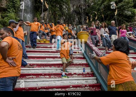 26 août 2017 - Kuala Lumpur, Malaisie - deux des centaines de dévots hindous de l'Inde du Sud transportant des matériaux de construction vers le haut pour la construction du temple au lieu saint Batu CavesÂ à Kuala Lumpur, Malaisie, le 26 août 2017 (Image Crédit : © Chris Jung via Zuma sur le fil) Banque D'Images