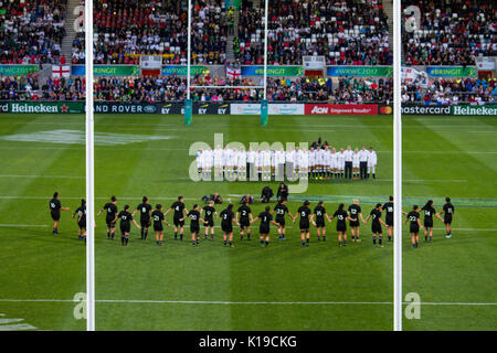 Belfast, Irlande du Nord. 26 août 2017. Nouvelle-zélande effectuer le "Haka" que l'Angleterre regarder sur leur dernier match avant la coupe à la Coupe du Monde de rugby féminin à Kingspan Stadium, à Belfast. Credit : Elsie Kibue / Alamy Live News Banque D'Images