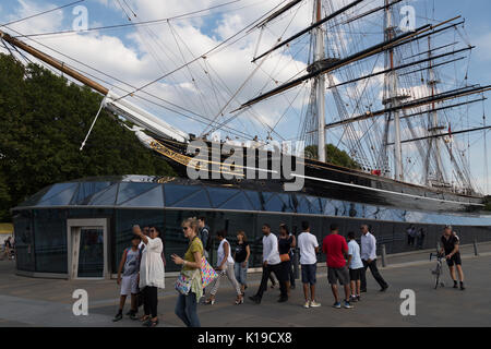 Greenwich, London, UK. 26 août 2017 . UK Météo : ensoleillé jour férié à Greenwich London. Les touristes et les Londoniens profitez d'une rive ensoleillée maison de vacances dans les rues de Greenwich près de Tamise. Avis de crédit : Cutty sark/WansfordPhoto Alamy Live News Banque D'Images