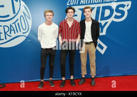 NEW YORK, NY - 26 août : George Smith, Blake Richardson et Reece Bibby de New Hope Club au 2017 Arthur Ashe Kid's Day à Billie Jean King National Tennis Center le 26 août 2017 dans la ville de New York. Crédit : Diego Corredor/MediaPunch Banque D'Images