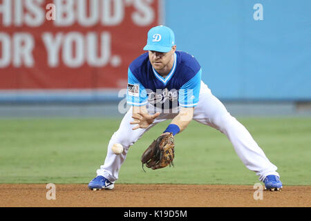 Los Angelese, Californie, USA. Août 25, 2017. 25 août 2017 : le deuxième but des Dodgers de Los Angeles, Logan Forsythe (11) Les champs une Talonnette femme ESD pour la deuxième base dans le jeu entre les Milwaukee Brewers et Les Dodgers de Los Angeles, le Dodger Stadium à Los Angeles, CA. Photographe : Peter terrasse du Musée océanographique. Credit : Cal Sport Media/Alamy Live News Banque D'Images