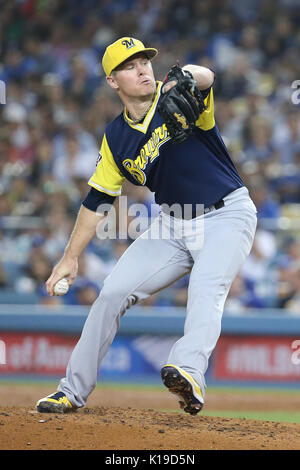 Los Angelese, Californie, USA. Août 25, 2017. 25 août 2017 : le lanceur partant des Milwaukee Brewers Chase Anderson (57) rend le départ pour les brasseurs dans le jeu entre les Milwaukee Brewers et Les Dodgers de Los Angeles, le Dodger Stadium à Los Angeles, CA. Photographe : Peter terrasse du Musée océanographique. Credit : Cal Sport Media/Alamy Live News Banque D'Images