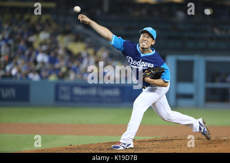 Los Angelese, Californie, USA. Août 25, 2017. 25 août 2017 : le lanceur partant des Dodgers de Los Angeles, Kenta Maeda (18) rend le départ pour les éviter dans le jeu entre les Milwaukee Brewers et Les Dodgers de Los Angeles, le Dodger Stadium à Los Angeles, CA. Photographe : Peter terrasse du Musée océanographique. Credit : Cal Sport Media/Alamy Live News Banque D'Images