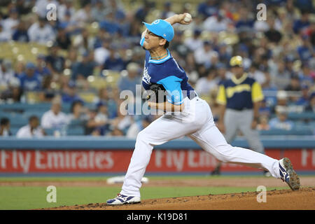 Los Angelese, Californie, USA. Août 25, 2017. 25 août 2017 : le lanceur partant des Dodgers de Los Angeles, Kenta Maeda (18) rend le départ pour les éviter dans le jeu entre les Milwaukee Brewers et Les Dodgers de Los Angeles, le Dodger Stadium à Los Angeles, CA. Photographe : Peter terrasse du Musée océanographique. Credit : Cal Sport Media/Alamy Live News Banque D'Images