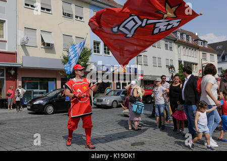 Worms, Allemagne. 26 août 2017. Un color guard arrive à la cérémonie d'ouverture, qui agitait un drapeau avec les armoiries de la ville de Worms. Le plus grand vin et fête foraine le long du Rhin, le Backfischfest ont commencé en vers par la traditionnelle passation de pouvoirs du maire au maire de l'fishermenÕs lea. La cérémonie a été encadrée par des danses et de la musique. Secrétaire d'Etat Daniela Schmitt de la Rhénanie-Palatinat Ministère de l'économie, des transports, de l'agriculture et de la viticulture ont assisté à l'ouverture de crédit : Michael Debets/Alamy Live News Banque D'Images