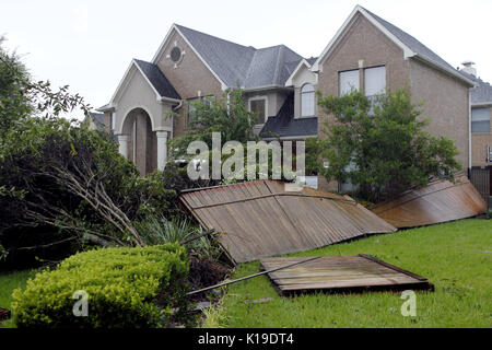 Houston, Texas, USA. 27 août, 2017. Photo prise le 26 août 2017 montre les arbres et les clôtures détruites par l'ouragan Harvey à Houston, aux États-Unis. Au moins une personne est morte et plusieurs autres ont été blessés après l'ouragan Harvey a touché terre sur la côte sud de l'État américain du Texas vendredi soir. Source : Xinhua/Alamy Live News Banque D'Images