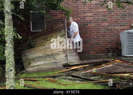 Houston, Texas, USA. 27 août, 2017. Un résident tente de réparer la clôture détruite par l'ouragan Harvey à Houston, aux États-Unis le 26 août 2017. Au moins une personne est morte et plusieurs autres ont été blessés après l'ouragan Harvey a touché terre sur la côte sud de l'État américain du Texas vendredi soir. Source : Xinhua/Alamy Live News Banque D'Images