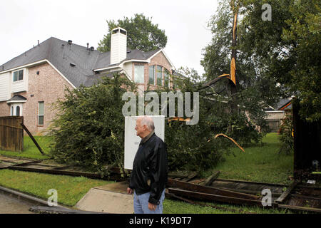 Houston, Texas, USA. 27 août, 2017. Un résident se place en avant des arbres détruits par l'ouragan Harvey à Houston, aux États-Unis le 26 août 2017. Au moins une personne est morte et plusieurs autres ont été blessés après l'ouragan Harvey a touché terre sur la côte sud de l'État américain du Texas vendredi soir. Source : Xinhua/Alamy Live News Banque D'Images