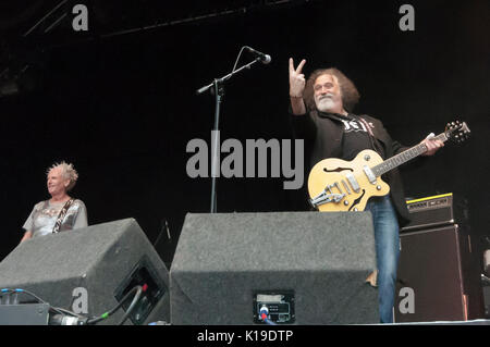 Belfast, Irlande du Nord. 27/08/2017 - Petesy Burns de Belfast de punk 'Outcasts' donne les doigts à l'auditoire avant qu'elles jouent dans le Custom House Square festival de musique. Banque D'Images