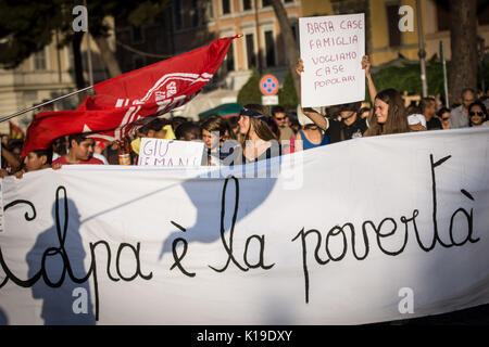 Rome, Italie. Août 26, 2017. Rome, Italie - 26 août les réfugiés et les membres des organisations non gouvernementales, une protestation contre l'expulsion par les forces de sécurité italiennes et suppression d'un bâtiment où ils avaient vécu à la place de l'Esquilin à Rome, Italie Le 26 août 2017 dans la photo un moment démonstration Crédit : SOPA/Alamy Images Limited Live News Banque D'Images