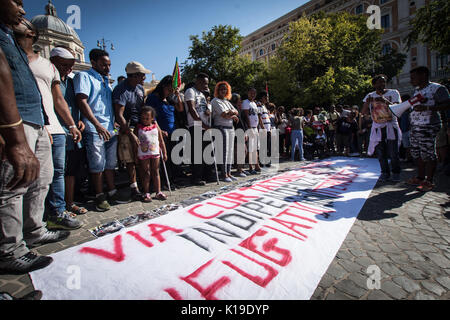 Rome, Italie. Août 26, 2017. Rome, Italie - 26 août les réfugiés et les membres des organisations non gouvernementales, une protestation contre l'expulsion par les forces de sécurité italiennes et suppression d'un bâtiment où ils avaient vécu à la place de l'Esquilin à Rome, Italie Le 26 août 2017 dans un moment la photo Crédit : SOPA démonstration limitée/Alamy Images Live News Banque D'Images