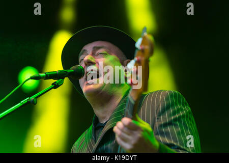 Belfast, Irlande du Nord. 26/08/2017 - Punk les ornières jouer Custom House Square festival Banque D'Images