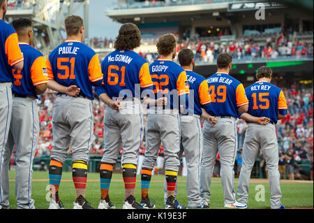 New York Mets joueurs dans leur pseudo personnalisé autographiés tandis qu'ils écoutent à l'hymne national contre les Nationals de Washington au Championnat National Park à Washington, DC le vendredi, 25 août 2017. De gauche à droite : Paul Sewald lanceur droitier (51), lanceur droitier Kevin McGowan (61), lanceur Erik Goeddel (62), lanceur droitier Chasen Bradford (46), lanceur droitier Josh fumeur (49), et l'arrêt-court Matt Reynolds (15). Credit : Sachs/Mediapunch (restriction : NO New York ou le New Jersey Journaux ou journaux dans un rayon de 75 km de la ville de New York) Banque D'Images