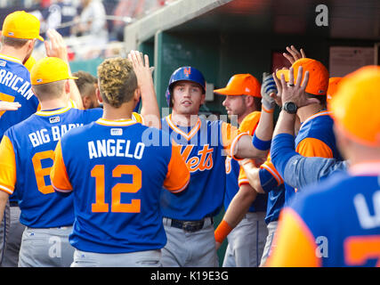 New York Mets champ centre Brandon Nimmo (9) célèbre son score à la première manche contre les Nationals de Washington au Championnat National Park à Washington, DC le vendredi, 25 août 2017. Credit : Sachs/Mediapunch (restriction : NO New York ou le New Jersey Journaux ou journaux dans un rayon de 75 km de la ville de New York) Banque D'Images